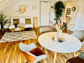 Große Dachgeschosswohnung mit Küche und Badezimmer an der Uniklinik Homburg